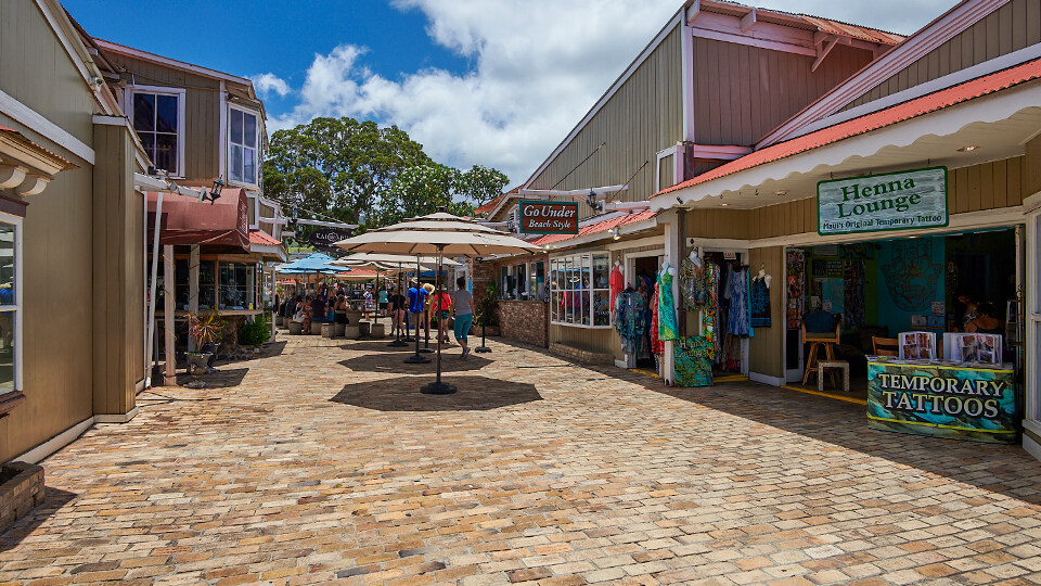 Best Maui Activities Couples Stroll Front Street in Lahaina