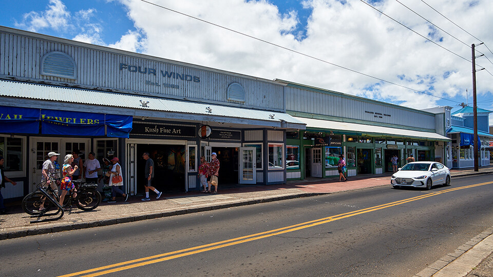 Best Maui Activities Couples Stroll Front Street in Lahaina