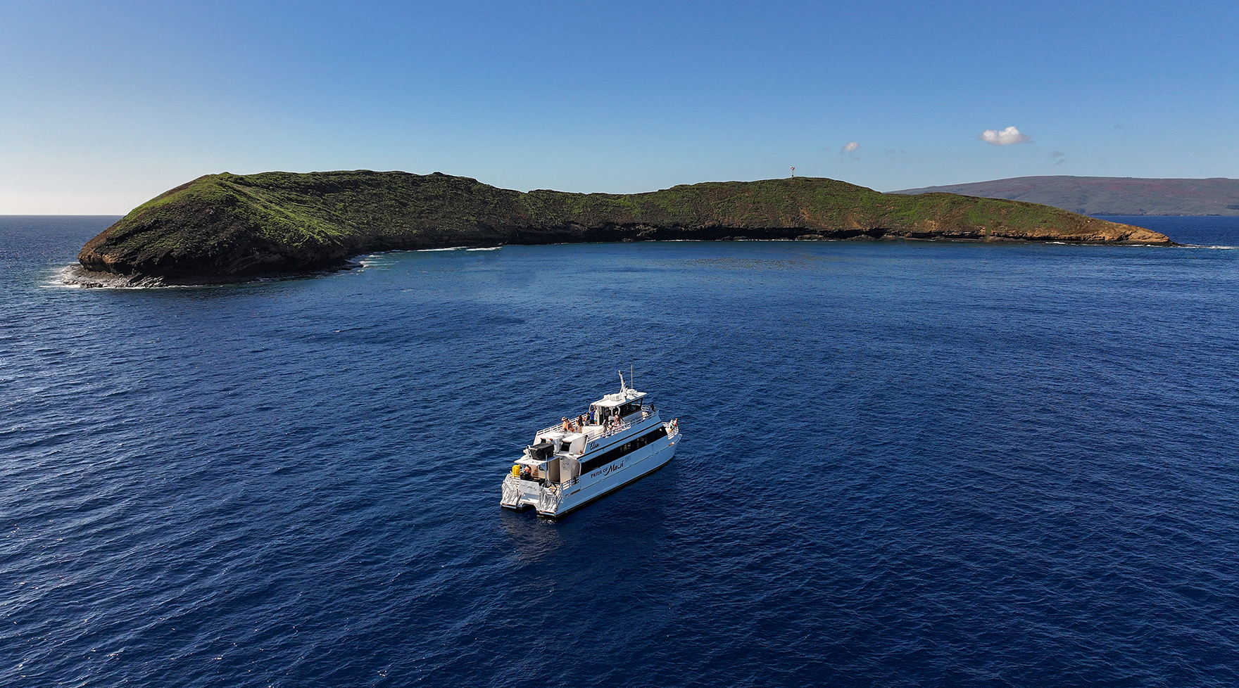 Pride of Maui 'Elua Approaching Molokini on a Snorkel Tour
